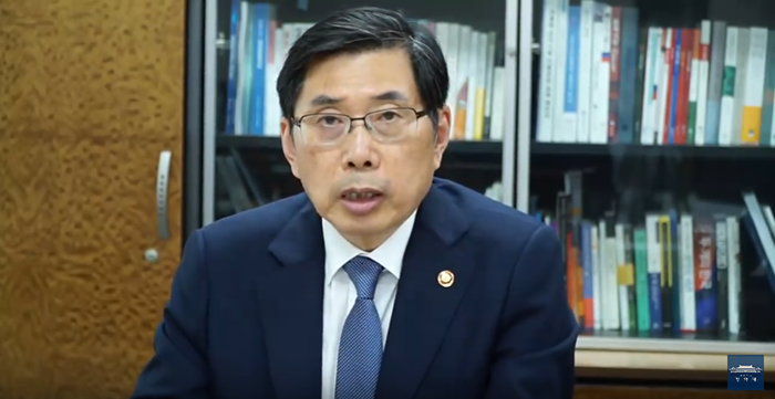 Park Sang-ki, the minister of justice, discusses the refugee issue in response to an online petition through Cheong Wa Dae’s live broadcast “11:50 at the Blue House.”